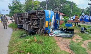 หวิดดับยกคัน!รถบัสรับส่งนักเรียนเร่งเครื่องให้ทันไฟเขียวเสียหลักพลิกคว่ำเจ็บระนาว 16 ราย