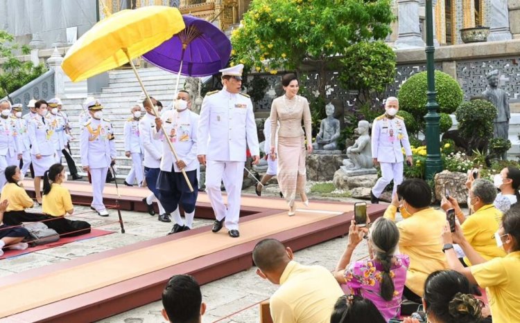 “ในหลวง-พระราชินี”เสด็จฯทรงบำเพ็ญพระราชกุศลเนื่องในวันอาสาฬหบูชา