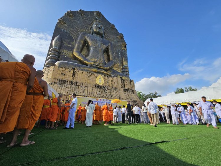วันอาสาฬฯเวียนเทียนรอบพระนาคปรกใหญ่-สูงสุดในโลกแลนด์มาร์คทางพระพุทธศาสนาปราจีนฯ