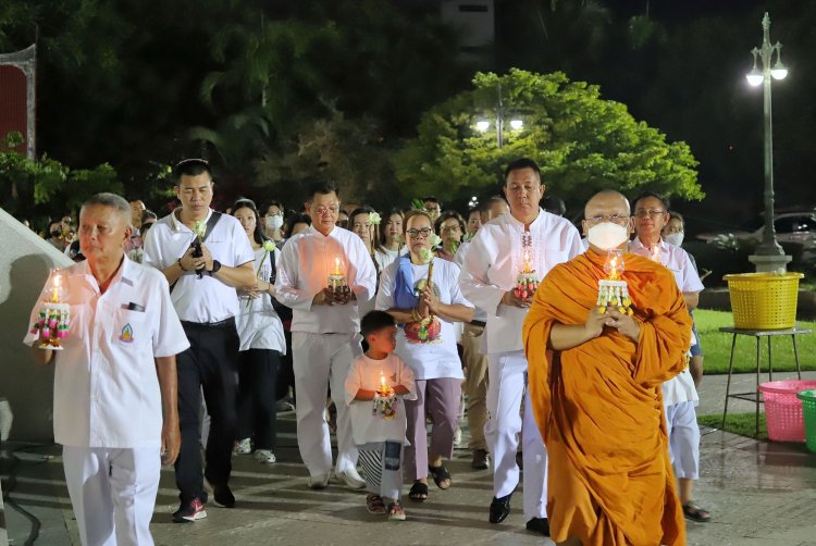 พุทธศาสนิกชนเมืองชลบุรีพร้อมใจเวียนเทียนวันอาสาฬหบูชาเนืองแน่น