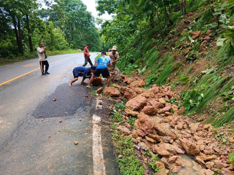 ผู้นำท้องถิ่นสบเมยระดมกำลังเคลียร์เส้นทาง  ฝนตกหนักหินใหญ่จากภูเขาหล่นลงมาขวางถนน