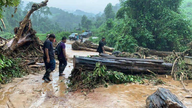 สบเมยอ่วม!ฝนตกหนักดินโคลนถล่มน้ำป่าซัดบ้านพังยับ 12 หลังดับ1 อพยพนับร้อย