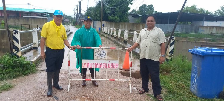 ฝนถล่มแม่สอดน้ำกัดเซาะซัดคอสะพานชุมชนสองแคว 2 ทรุด-นายกเสริฐ แจงชาวบ้านจะแก้ไขให้ทันใจ