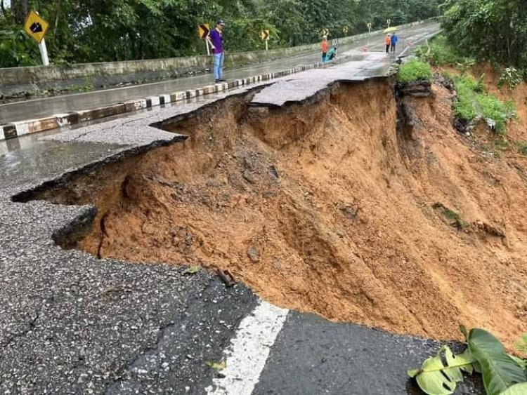 ฝนตกหนักน้ำป่าไหลหลาก ดินสไลด์ 3 จุด ถนนเส้นทาง สาย 105  ตากเชื่อมแม่ฮ่องสอนทรุดตัวต่อเนื่อง