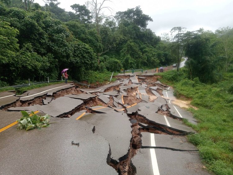 ตากอ่วม!ฝนถล่ม ดินสไลด์ ปิดเส้นทาง สาย 105 (ตาก-แม่ฮ่องสอน) ถนนทรุด 3 จุด