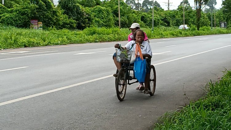 อึ้ง!ลุงวัย 51 ปีพิการตาบอดพาคนขาหักเดินไปหาหมอรพ.กบินทร์บุรี