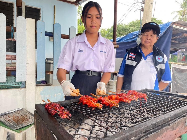 แห่ชื่นชม!นร.หญิงม.4ยอดกตัญญูขายไก่ย่างหาเงินดูแลแม่ป่วยติดเตียง-ส่งน้องเรียนชั้นอนุบาล