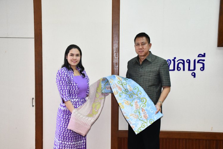 ชลบุรีคัดเลือกผ้าไทยเข้าร่วมการประกวดผ้าลายพระราชทาน "ผ้าลายดอกรักราชกัญญา"