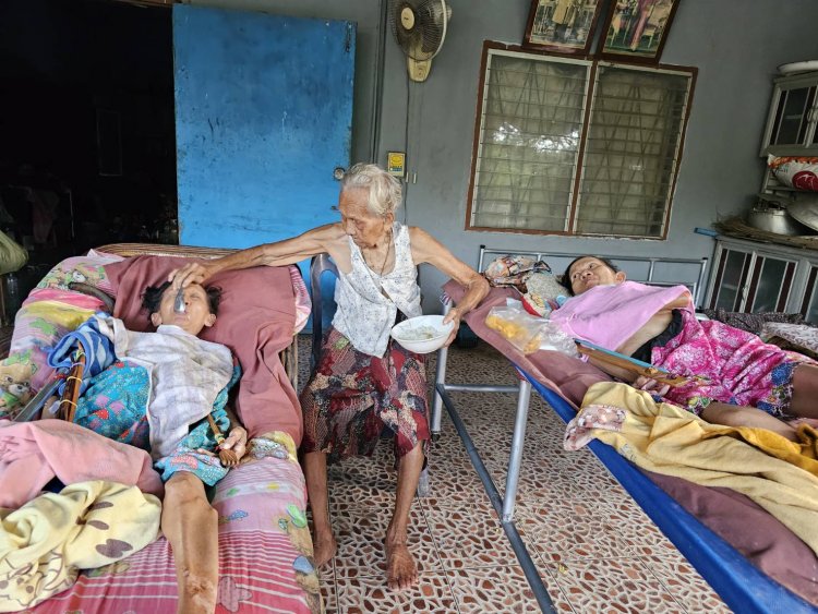 สุดยอดแม่ดีเด่น!คุณยายจ้อยวัย  94 ปี สู้ชีวิตเลี้ยงลูกสาวฝาแฝดพิการติดเตียงมาราธอนกว่า 80 ปี