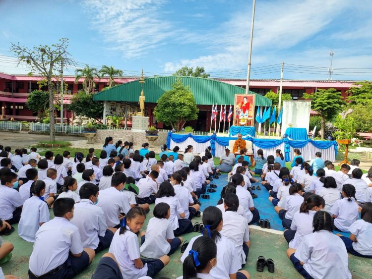 วันแม่ปีนี้!โรงเรียนสังกัดเทศบาลเมืองปราจีนฯงดนำแม่มาให้กราบหวั่นกระทบจิตใจเด็กไม่มีแม่ (ชมคลิป)