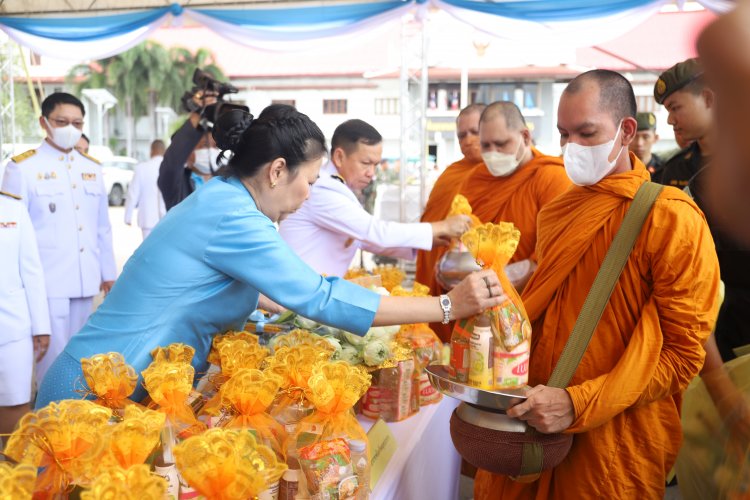 พสกนิกรสมุทรปราการพร้อมใจทำบุญตักบาตรถวายเป็นพระราชกุศลสมเด็จพระพันปีหลวง