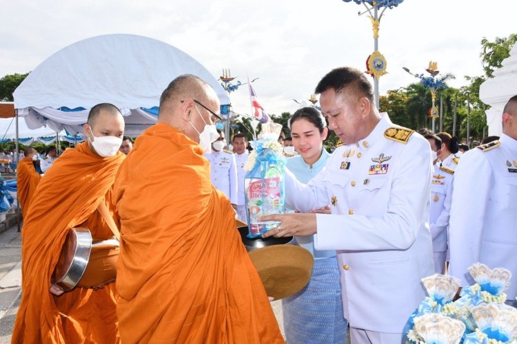 พสกนิกรชาวชลบุรี ร่วมใจสวดมนต์ ทำบุญตักบาตรถวายพระราชกุศล พระบรมราชชนนีพันปีหลวง