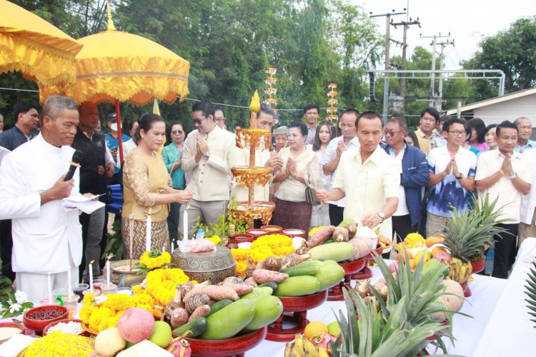 รพ.ลืออำนาจ ประกอบพิธีมงคลยกเสาเอกเสาโทศูนย์ฟอกไต อาคารสังฆประชาพัฒน์