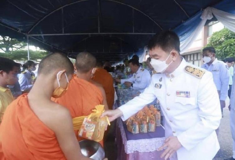 นายอำเภอแม่สอด  ทำบุญตักบาตร เฉลิมพระเกียรติพระบรมราชชนนีพันปีหลวง