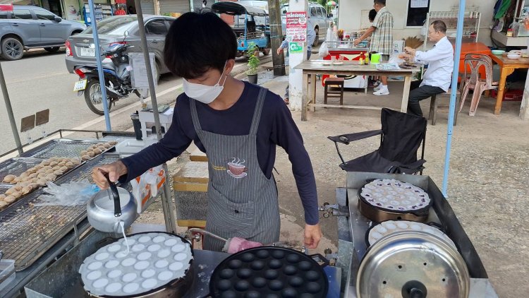 หนุ่มปราจีนบุรีวัย  26 ปี ทำขนมครกชาววังสูตรโบราณขายโกยรายได้วันละหลายพันบาท