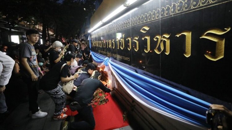 ม็อบแนวร่วมธรรมศาสตร์จุดเทียนไว้อาลัย นปช. 99 ศพ วัดปทุมฯ เตือนความทรงจำเพื่อไทย