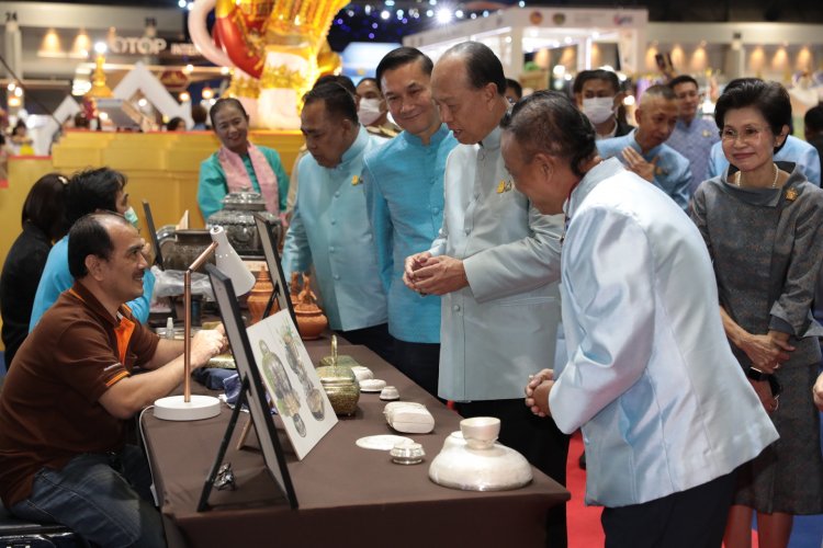 เปิดยิ่งใหญ่ !! ศิลปาชีพประทีปไทย OTOP หลอมดวงใจ ด้วยพระบารมี ปี 2566 ตระการตา แฟชั่นโชว์ “บาติกโมเดล” สู่ตลาดสากล