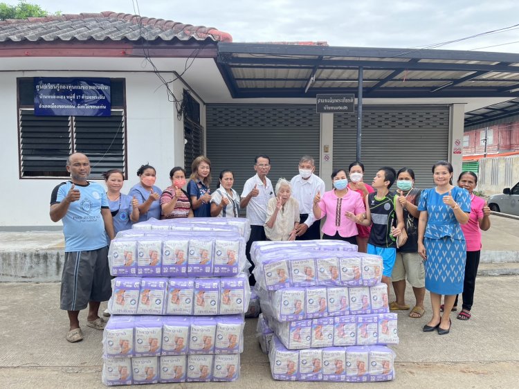 เทศมนตรีตำบลพระลับเมืองขอนแก่นลงพื้นที่มอบผ้าอ้อมผู้ใหญ่ให้แก่ผู้ที่มีภาวะพึงพิง