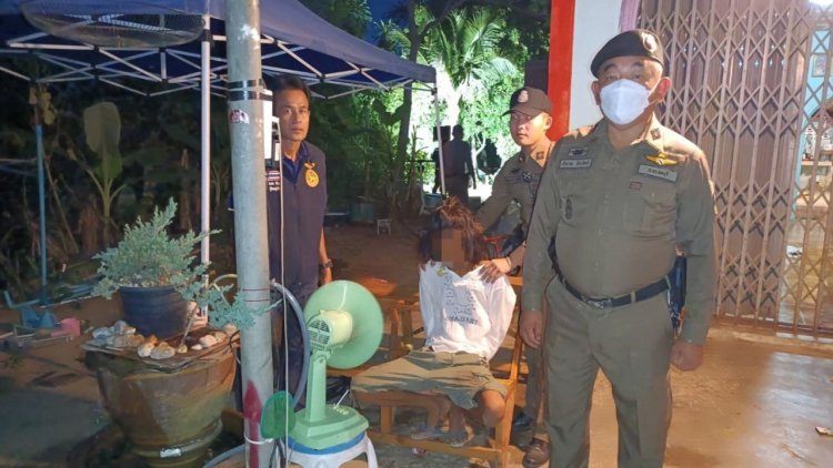 ตำรวจบุกรวบหนุ่มหึงโหดคว้าครกทุบหัวเมียดับคาครัว ลากศพทิ้งป่า อ้างจับได้แอบคุยชายอื่น
