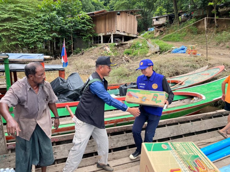 นายอำเภอสบเมย เร่งขนสิ่งของพระราชฯ ลงเรือหางยาว ล่องแม่น้ำสาละวิน นำไปมอบให้ราษฎร ที่ประสบอุทกภัย