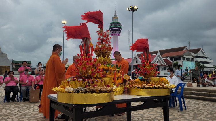 มูลนิธิร่วมกุศลสมุทรปราการ ทำพิธีลอยกระทงเชิญดวงวิญญาณมารับบุญกุศลในงานทิ้งกระจาด ปี 2566