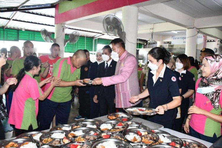 ผู้ว่าฯชลบุรีพร้อมเหล่ากาชาดเลี้ยงอาหารกลางวันเด็กออทิสติก ถวายเป็นพระราชกุศลพระบรมราชชนนีพันปีหลวง