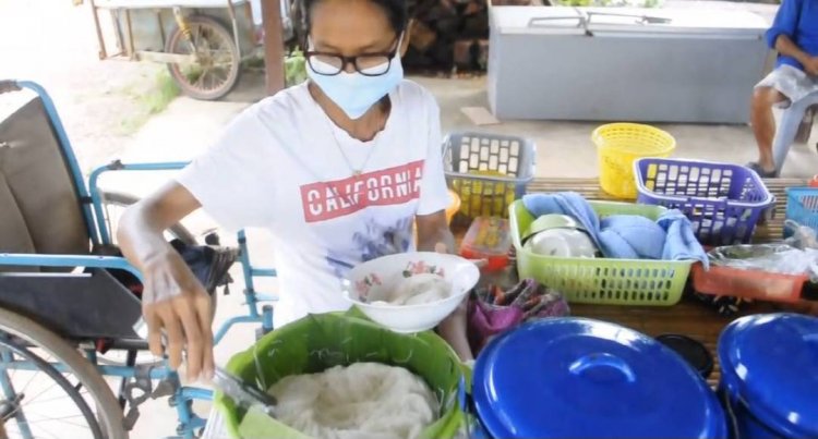 สาวพิการสู้ชีวิต!นั่งวีลแชร์ขายขนมจีนสูตรเด็ดหายรายได้เลี้ยงครอบครัวนาน 10 ปี
