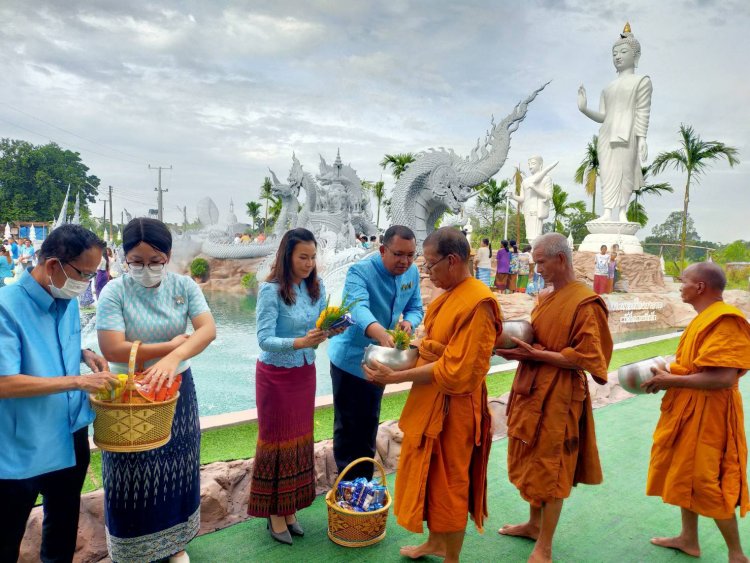 พุทธศาสนิกชนอำเภอโพธิ์ศรีสุวรรณพร้อมใจร่วมทำบุญตักบาตรถนนสายวัฒนธรรมคับคั่ง