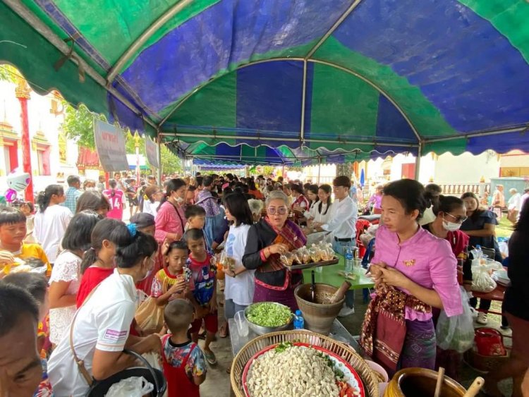 ชาวผือใหญ่-หนองม้า เมืองโพธิ์ศรีสุวรรณ พร้อใจทำบุญมาหาสังฆทาน สืบสานประเพณีอันดีงาม