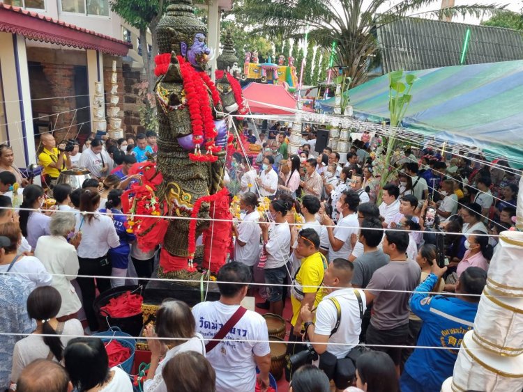 คลื่นสายมูนับพันแห่บวงสรวงปู่เวชสุวรรณจัดสวดบูชานพเคราะห์-ดาวเสาร์ใกล้โลกที่วัดม่วงข่าวแก้วพิกุล (ชมคลิป)