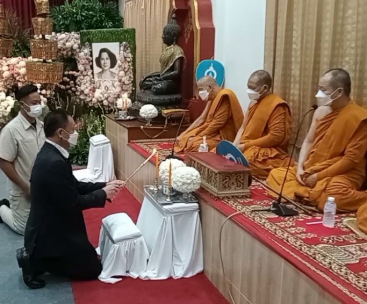 บุคคลสำคัญแห่ร่วมงานสวดอภิธรรมศพคุณแม่จันทร์แรม ภรรยา นายวัฒนา อัศวเหม ที่วัดธาตุทอง