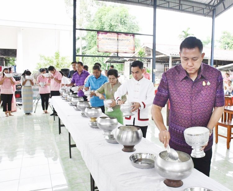 พ่อเมืองชลบุรีชวนเข้าวัดทำบุญวันพระ “ครอบครัวหิ้วตะกร้า ศรัทธาอิ่มบุญ อุดหนุนชุมชน”