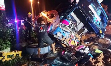 ระทึก!รถทัวร์เสียหลักเหินข้ามเกาะพุ่งชนศาลพระภูมิ คนขับดับคาที่ ผู้โดยสารบาดเจ็บ 19 ราย