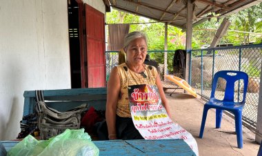 ยายแขวนป้าย บ้านโดนวางเพลิง เป็นวณิพก ร้องเพลงหาเงิน ชาวบ้านยันยายไม่ลำบาก เป็นวิธีหาเงิน