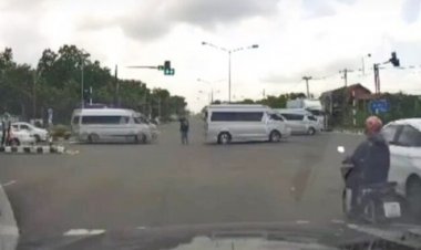 ทัวร์ลงยับ โดนด่าสนั่น"สายลมคลับ"ปิดสี่แยกไฟแดง ให้ขบวนรถตู้ 70 คันผ่าน อ้างไปทำบุญ