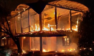 ชาวบ้านเมืองชัยภูมิเศร้า!ไฟไหม้อาคารเรียนเก่าแก่อายุกว่าครึ่ง100 ปีวอดคาดไฟฟ้าลัดวงจร(ชมคลิป)