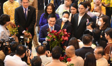 “จุรินทร์”อำลากระทรวงพาณิชย์ด้วยรอยยิ้ม ท่ามกลางดอกไม้และกำลังใจ ขอให้ขรก.ยืนหยัดในเกียรติยศ ศักดิ์ศรีและความซื่อสัตย์