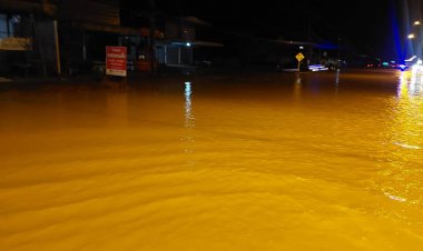 ฝนถล่มอำนาจเจริญท่วมฉับพลันถนนสายหลักเส้นไปอำเภอปทุมราชวงศาการสัญจรไปมาลำบาก