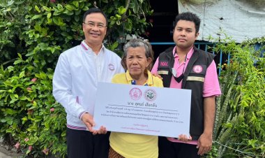 ดร.ยงยุทธ สุวรรณบุตร และ พมจ.สป.ร่วมลงพื้นที่เพื่อส่งมอบบ้านให้แก่ผู้สูงอายุ