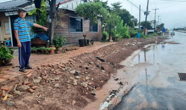 ฝนถล่มอำนาจเจริญ 2 วันซ้อน น้ำท่วมขังถนนกำลังก่อสร้าง 4 เลน สูงกว่า 40 ซม. ทำการจราจรไปมายากลำบาก