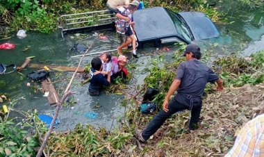 ระทึก!คนขับรถรับส่งนักเรียนเมาปลิ้น ขับรถตกคลองข้างทางจมน้ำครึ่งคัน 10 ชีวิตหวิดดับ