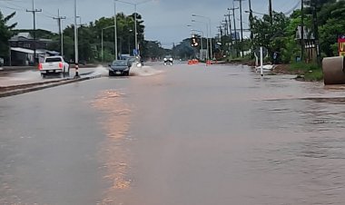 อ่วมหนัก!ฝนถล่มอำนาจเจริญติดต่อกัน 4 วันซ้อนถนนสายหลักจมบาดาลท่วมขังลึก 1 ม. กว่า 300 ม.