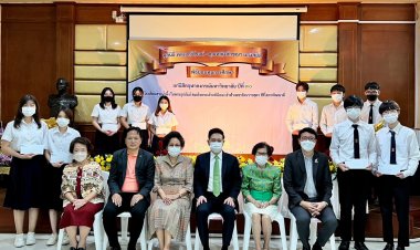 มูลนิธิพลเอกวิโรจน์-คุณหญิงลักขณา แสงสนิทมอบทุนการศึกษาแก่นิสิตคณะพาณิชยศาสตร์และการบัญชี จุฬาฯ