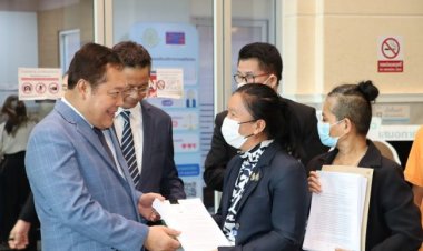 รมต.ยุคใหม่!"ทวี"รมว.ยุติธรรมรับหนังสือร้องทุกข์-ข้อร้องเรียนจากประชาชนด้วยตนเอง