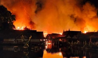 ​ ระทึก! ไฟไหม้ตลาดน้ำ 4 ภาค เมืองพัทยา เจ้าหน้าที่ยังคุมเพลิงไม่ได้