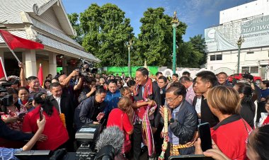 กลุ่มคนแดงอีสานร้องเพลงเชียร์ให้กำลังใจนายกเศรษฐาจะพาเป็นเศรษฐีดังกึกก้องเมืองขอนแก่น