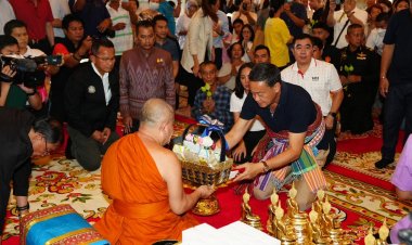 ‘นายกฯ’กราบ “หลวงพ่อพระใส”พระคู่เมืองหนองคาย ย้ำ‘ลดค่าไฟ-ค่าน้ำมัน-หนี้สิน’