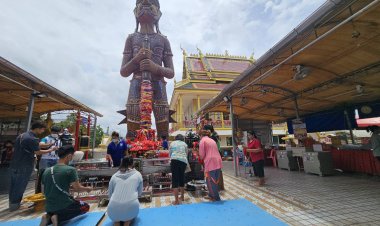 นักท่องเที่ยวแห่ทำบุญ-ขอพรปู่ท้าวเวชสุวรรณวัดประทุมบูชาคึกคักเพื่อเป็นศิริมงคลชีวิตและขอโชคลาภ