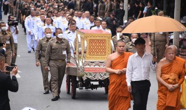 อาลัย "พ.ต.ต.ศิวกร"ครอบครัว-เพื่อน ร่วมส่งวิญญาณในพิธีพระราชทานเพลิงศพ ที่วัดพระศรีมหาธาตุฯ