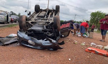 ระวังภัย!สาวขายโทรศัพท์ยี่ห้อดังรีบจัดขี่ จยย.ไปทำงานถูกกระบะชนดับกลาง 4 แยกไฟแดง